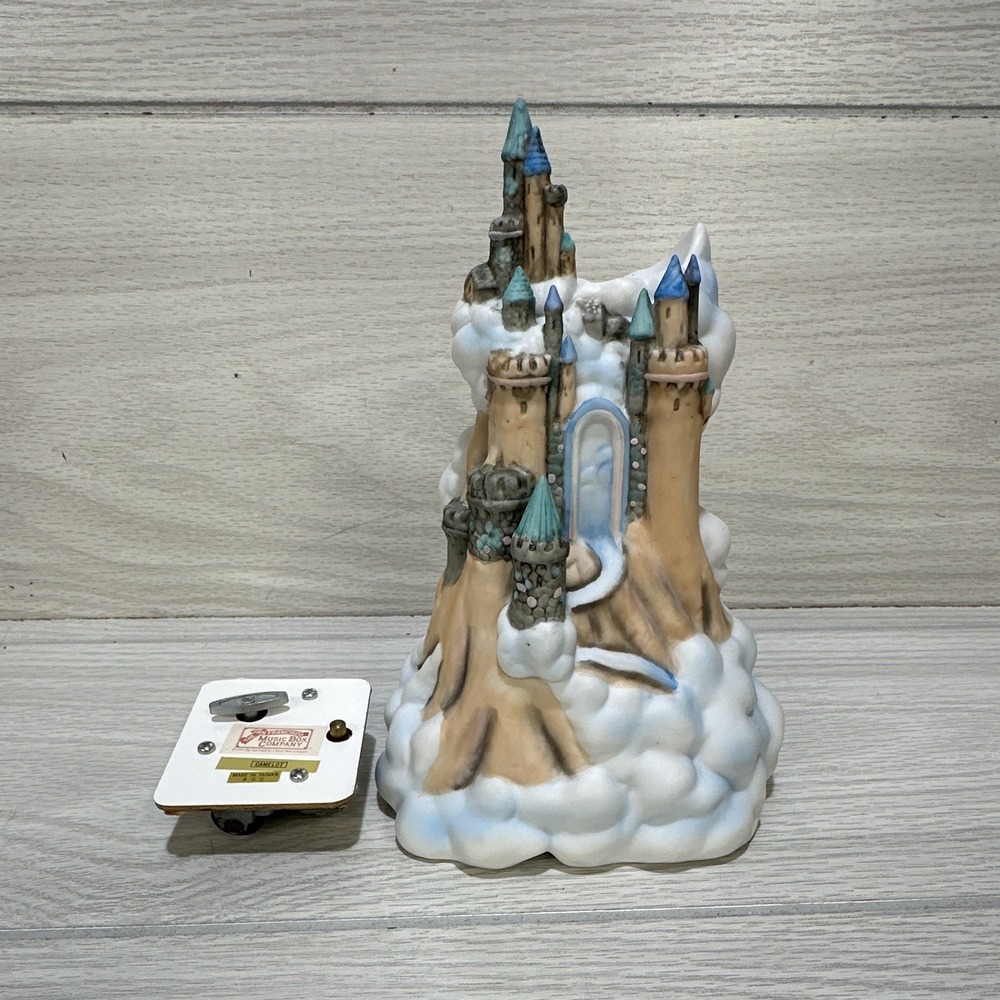 The San Francisco Music Box Co Camelot Castle Wind-Up Music Box 1991 *Defects*